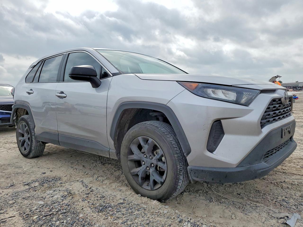 2022 TOYOTA RAV4 LE photo 4