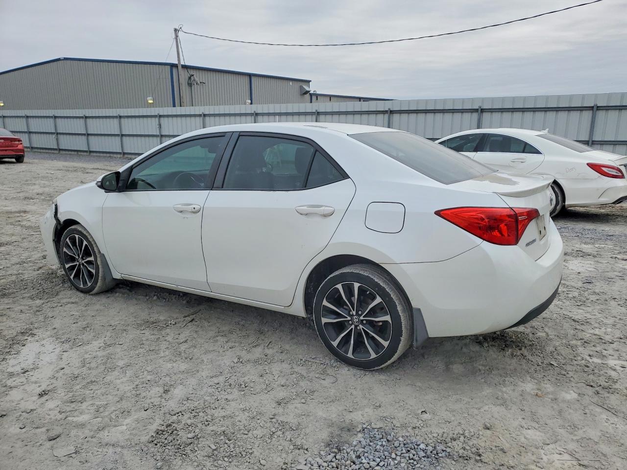 2017 TOYOTA COROLLA SE photo 3