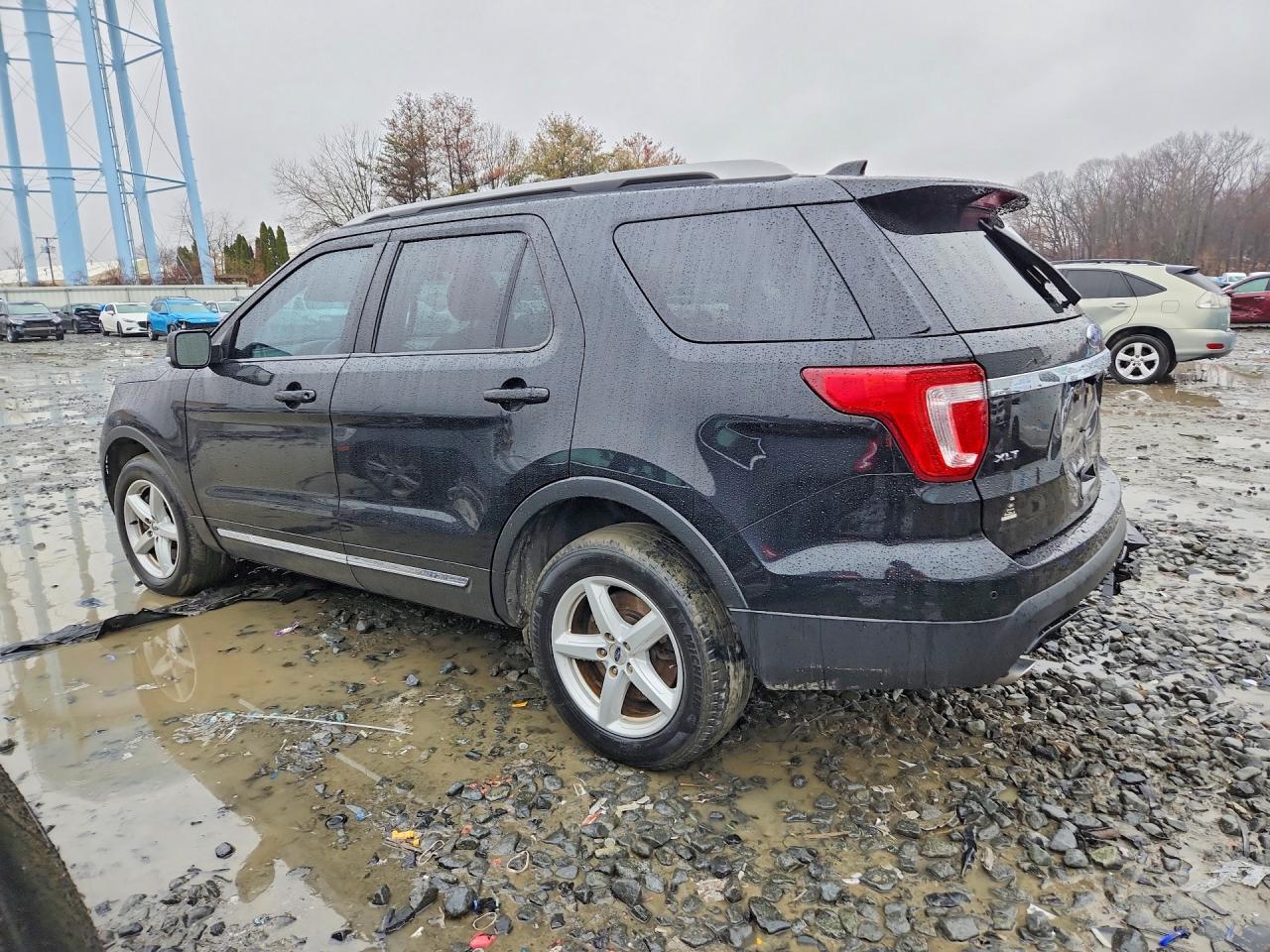 2017 FORD EXPLORER XLT photo 4