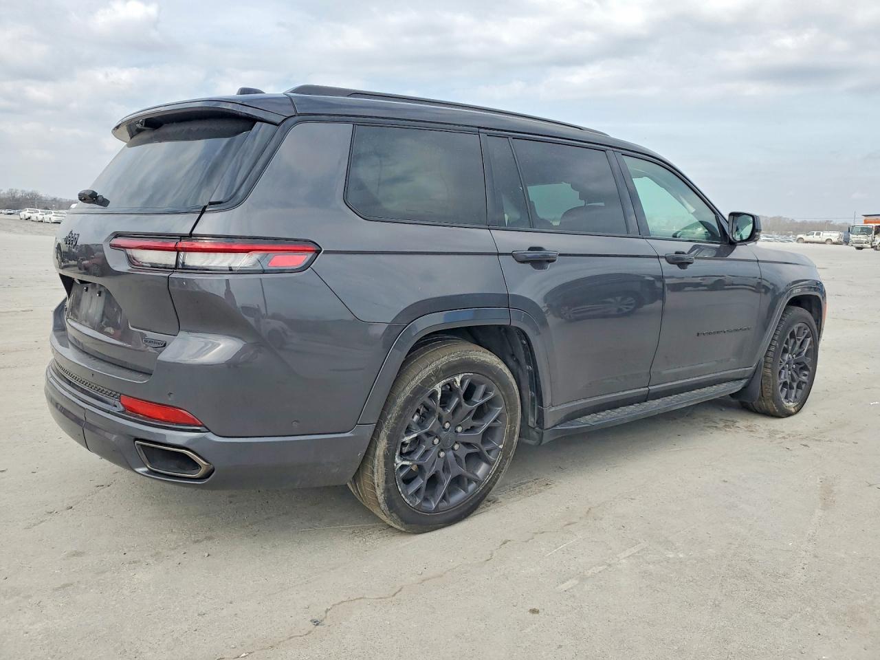2023 JEEP GRAND CHEROKEE L SUMMIT photo 3