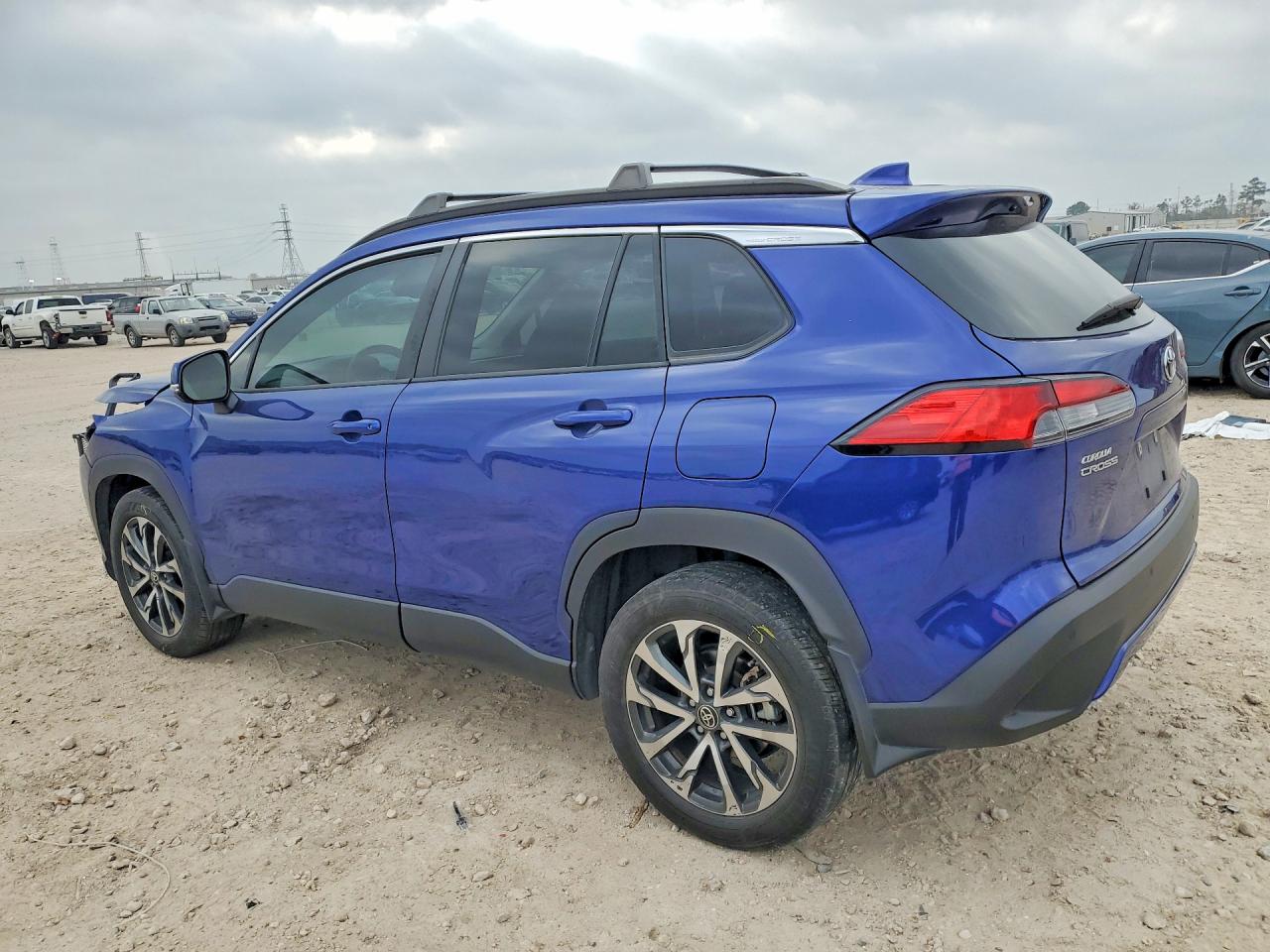 2023 TOYOTA COROLLA CROSS XLE photo 3