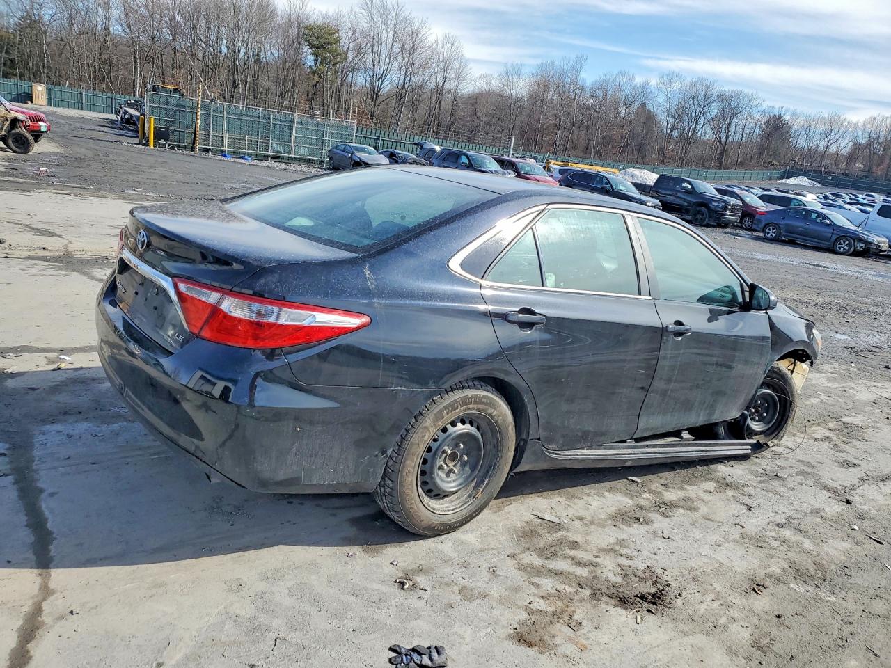 2015 TOYOTA CAMRY LE photo 3