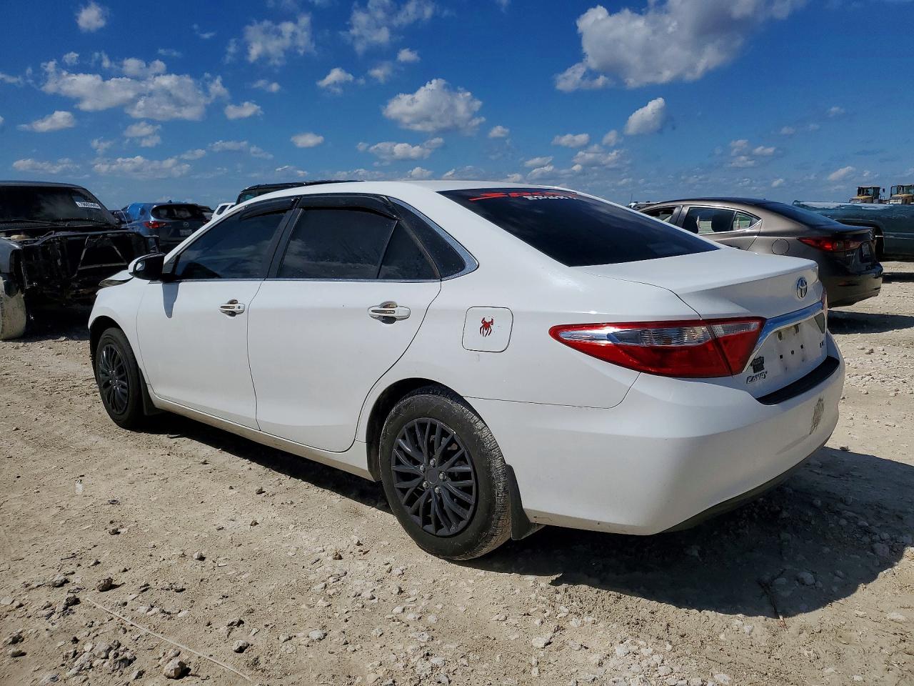 2017 TOYOTA CAMRY LE photo 3