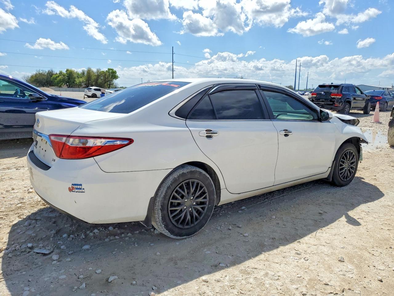 2017 TOYOTA CAMRY LE photo 5