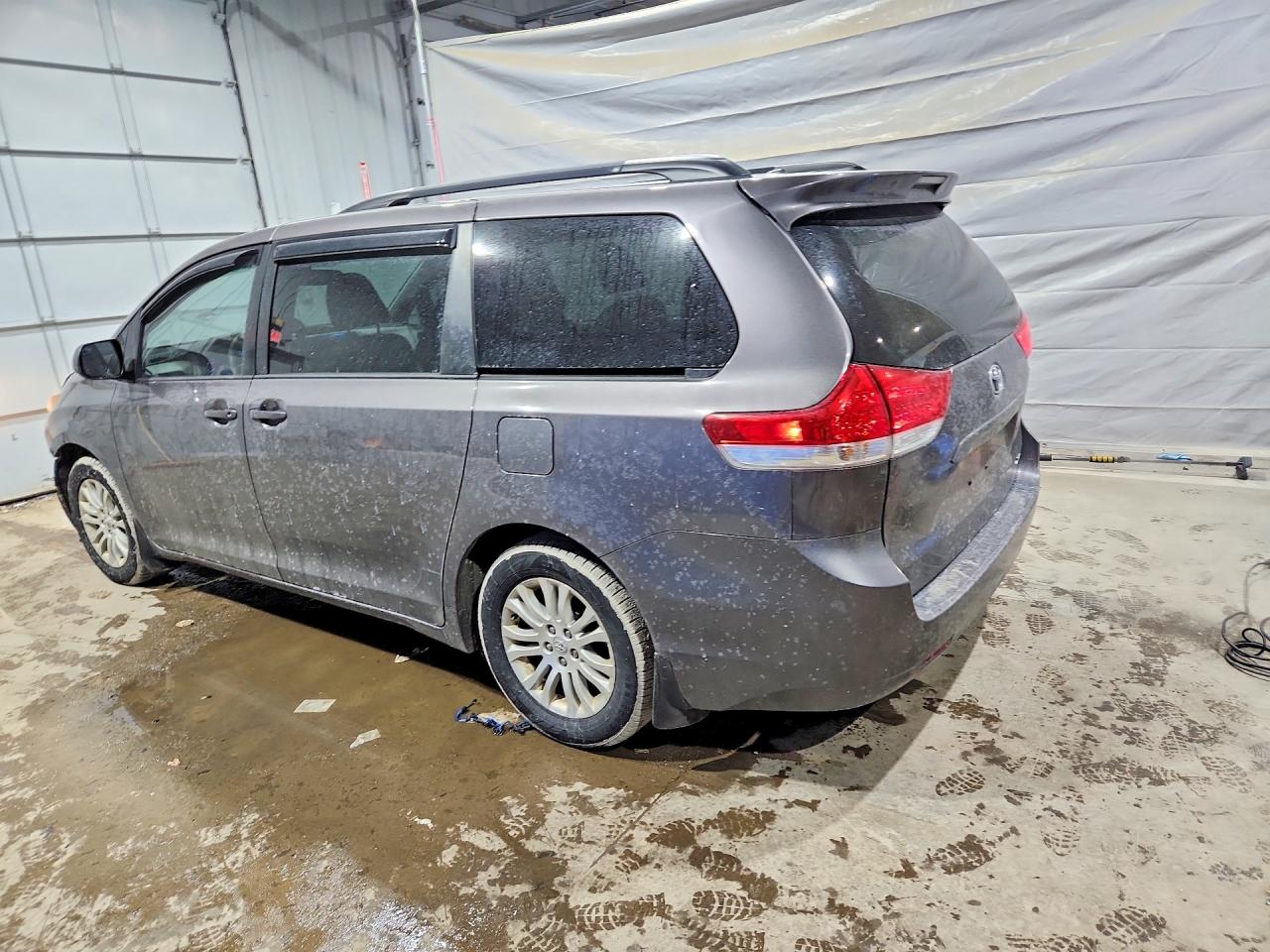 2014 TOYOTA SIENNA XLE 8-PASSENGER photo 3