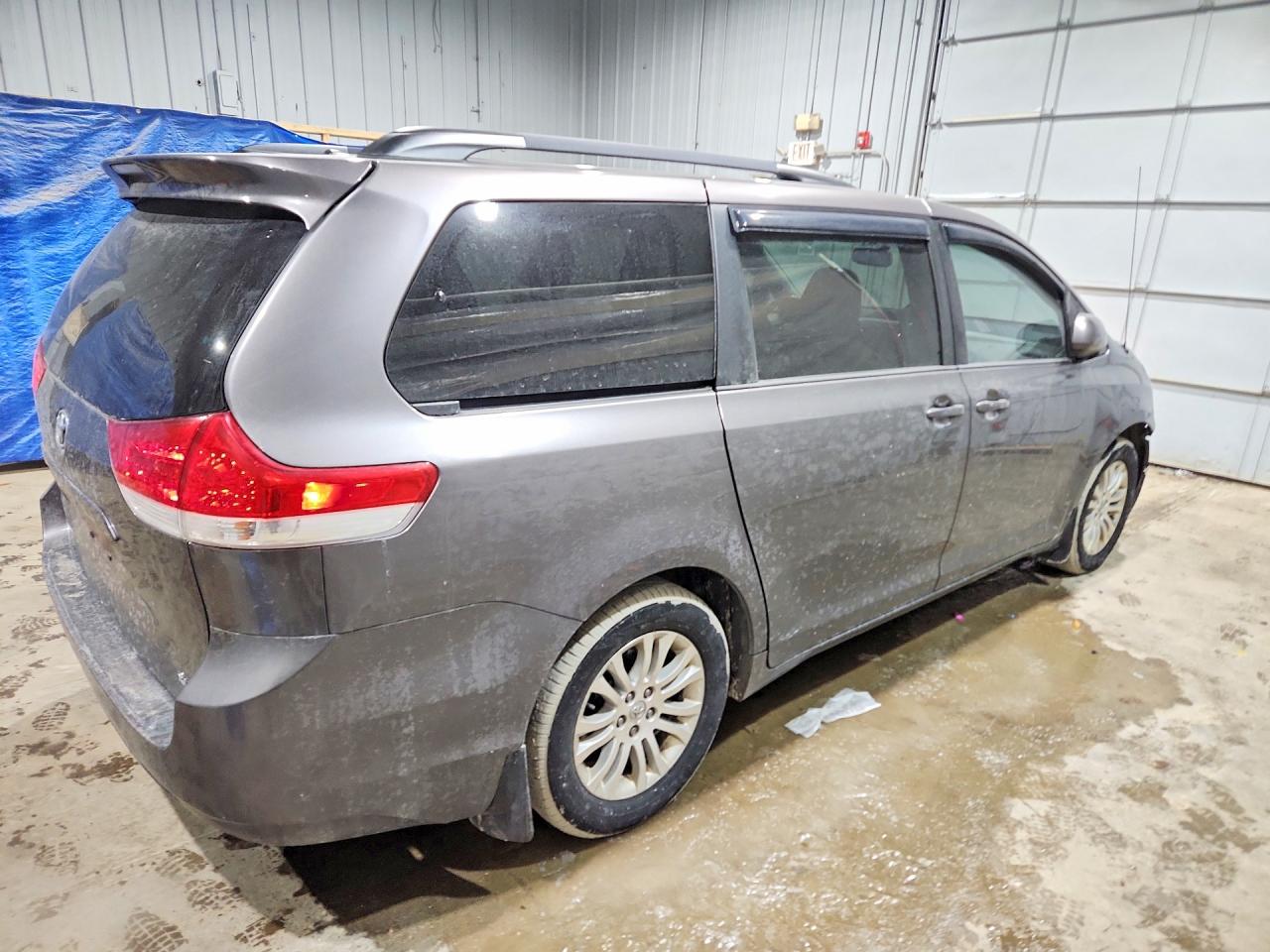 2014 TOYOTA SIENNA XLE 8-PASSENGER photo 5