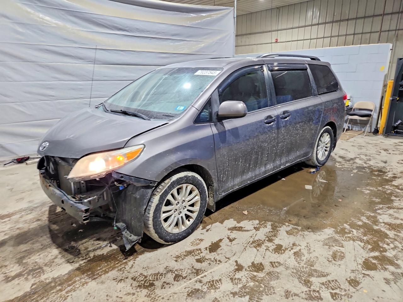 2014 TOYOTA SIENNA