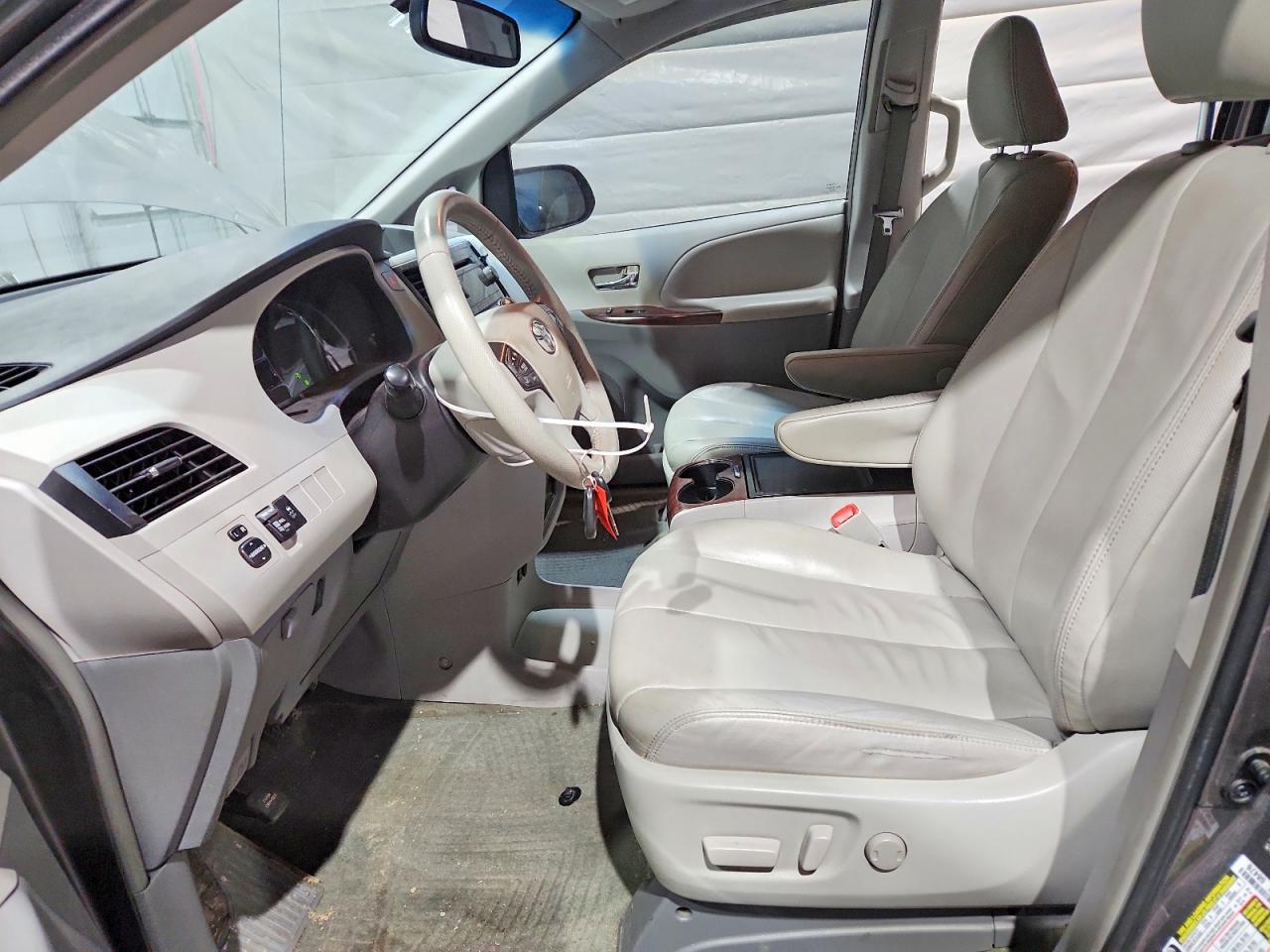 2014 TOYOTA SIENNA XLE 8-PASSENGER photo 13