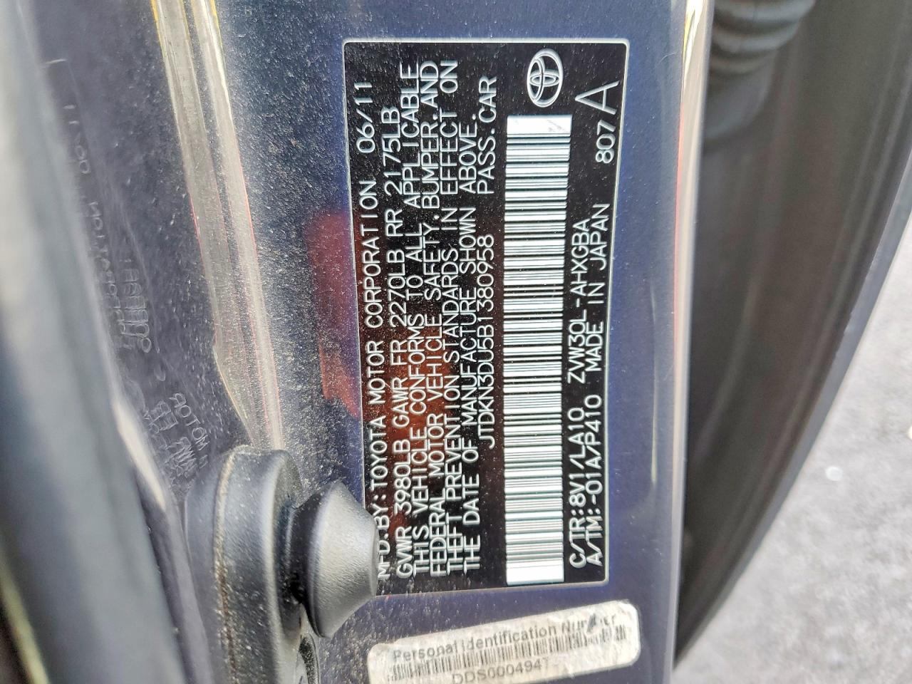 2011 TOYOTA PRIUS FIVE photo 13