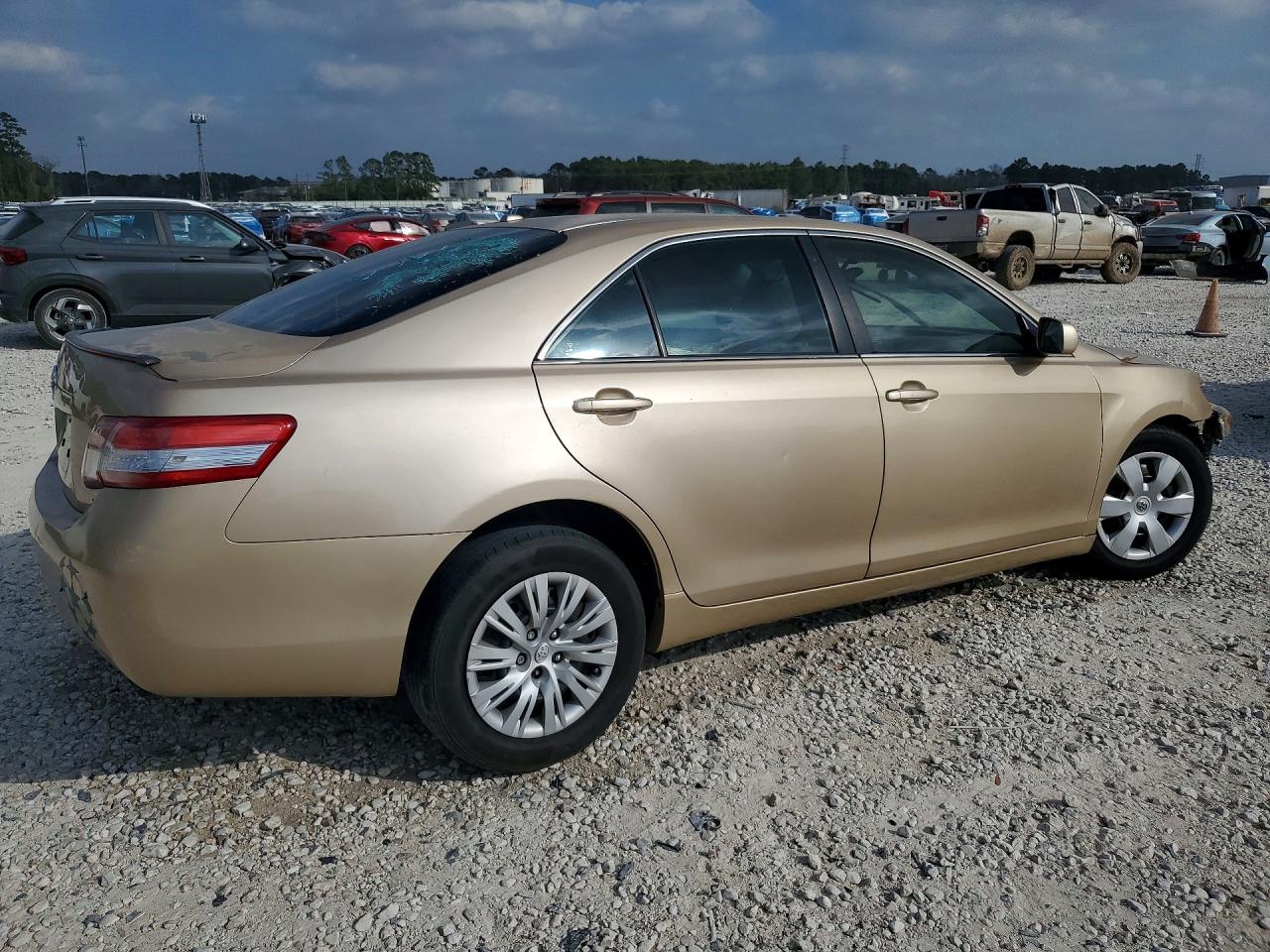 2010 TOYOTA CAMRY LE photo 5