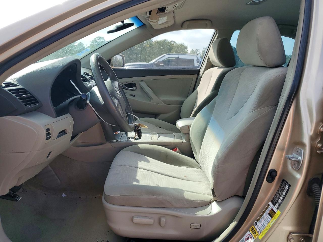 2010 TOYOTA CAMRY LE photo 13