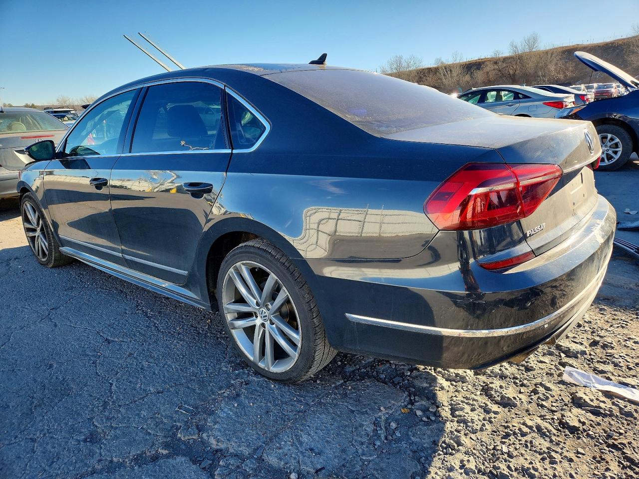 2017 VOLKSWAGEN PASSAT R-LINE photo 3