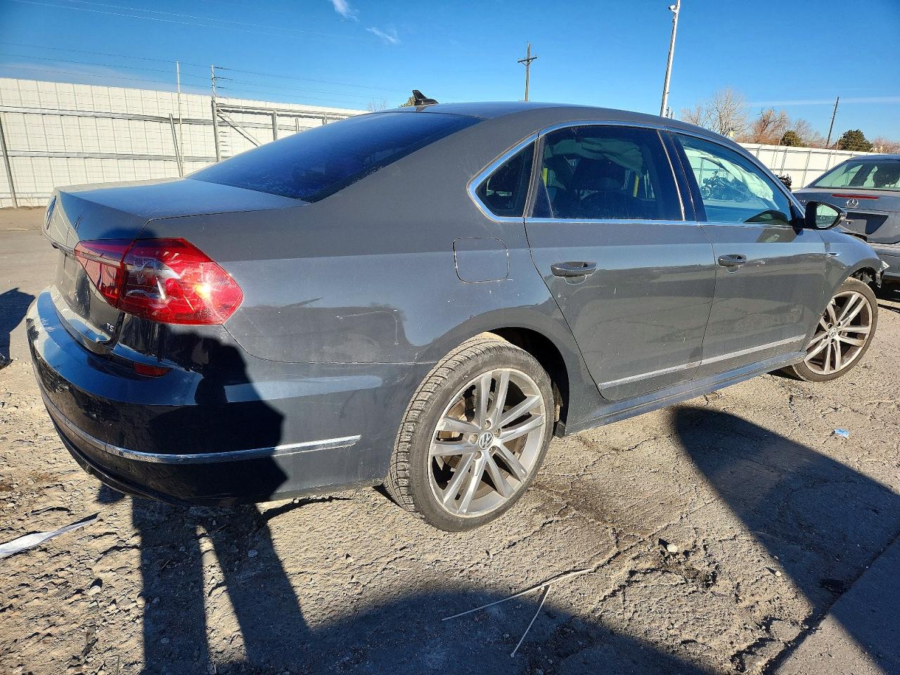 2017 VOLKSWAGEN PASSAT R-LINE photo 5