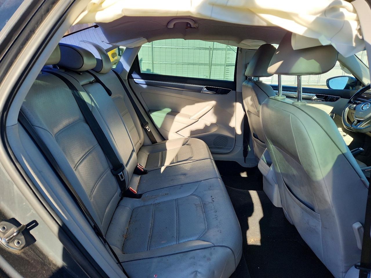 2017 VOLKSWAGEN PASSAT R-LINE photo 19