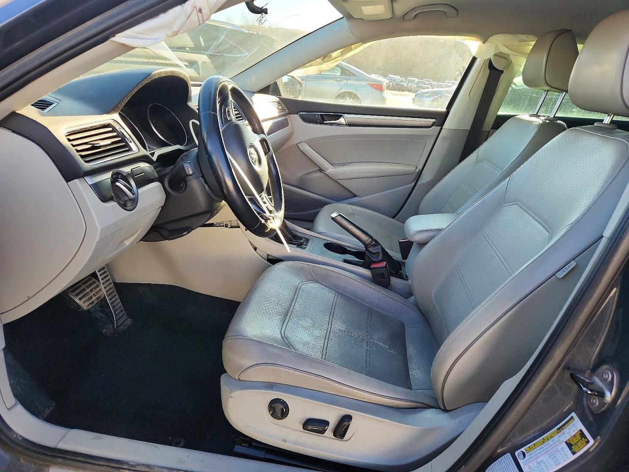 2017 VOLKSWAGEN PASSAT R-LINE photo 13