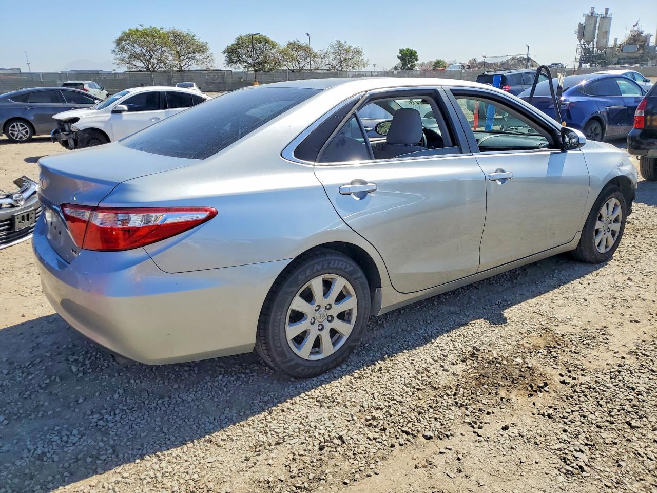 2015 TOYOTA CAMRY LE photo 5