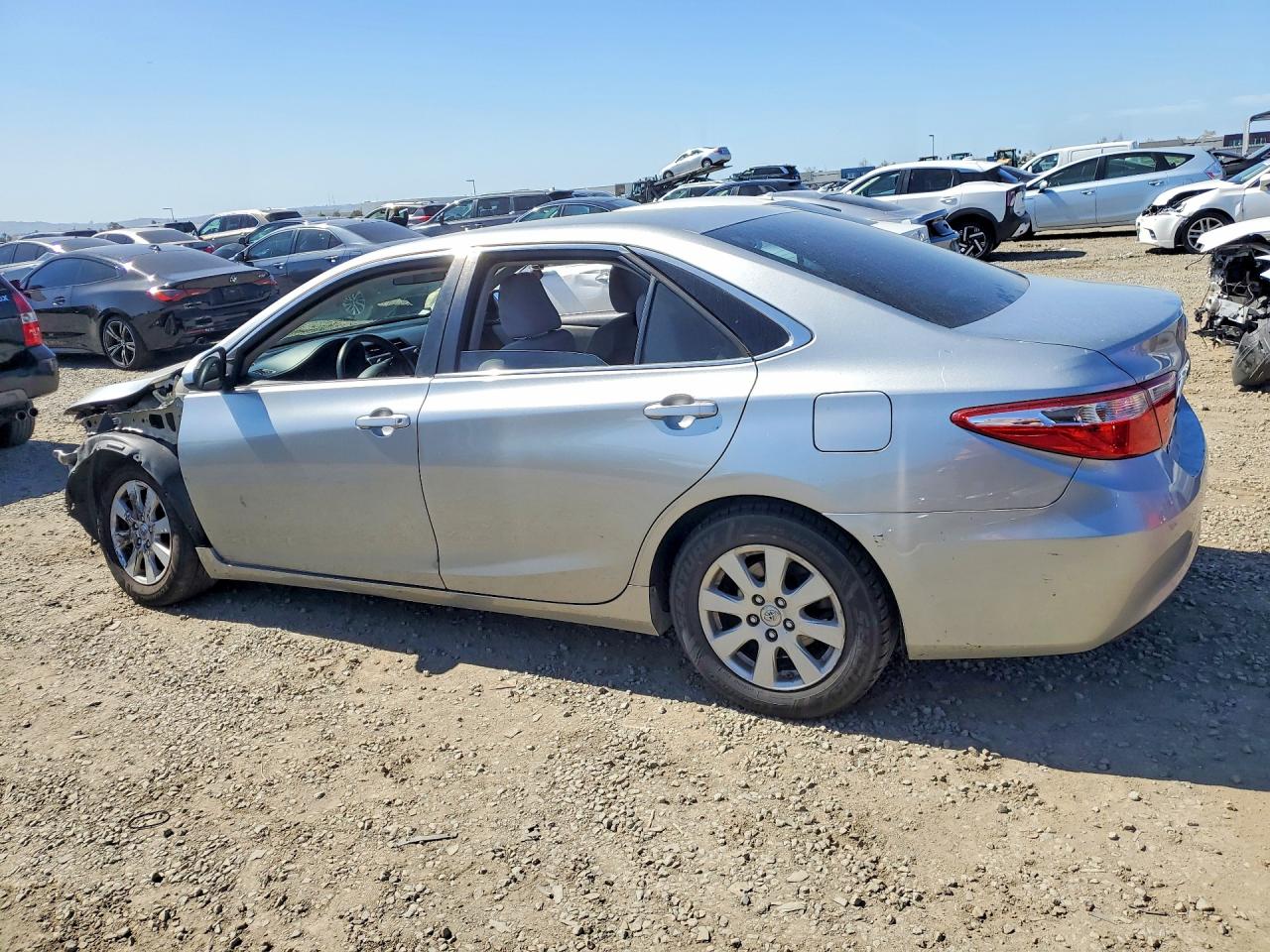 2015 TOYOTA CAMRY LE photo 3