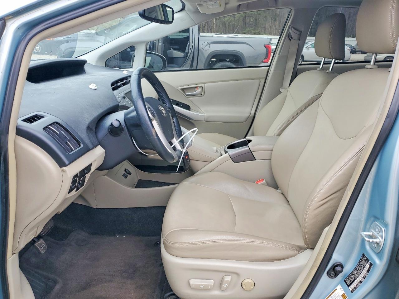 2015 TOYOTA PRIUS FOUR photo 7