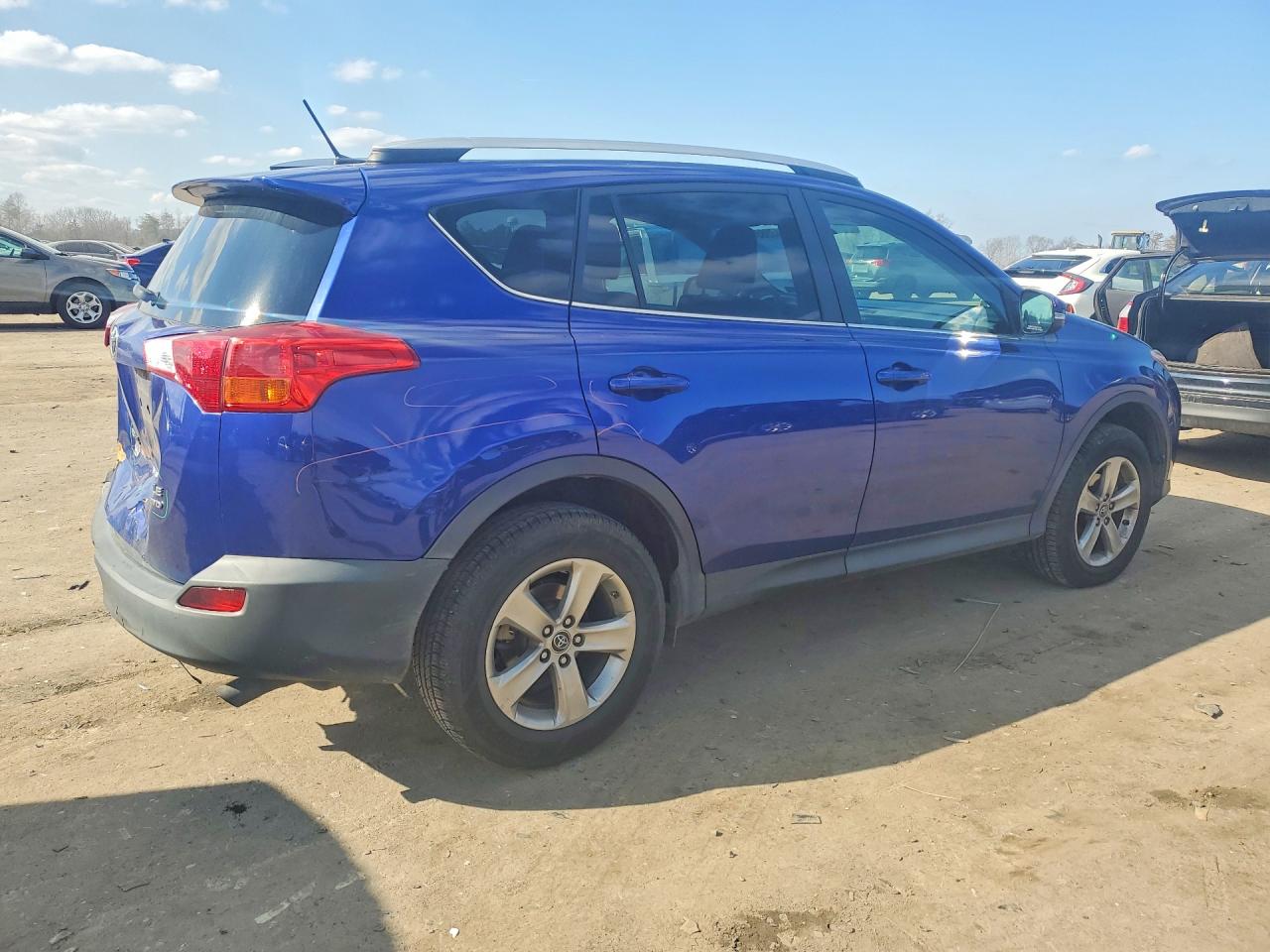 2015 TOYOTA RAV4 XLE photo 3