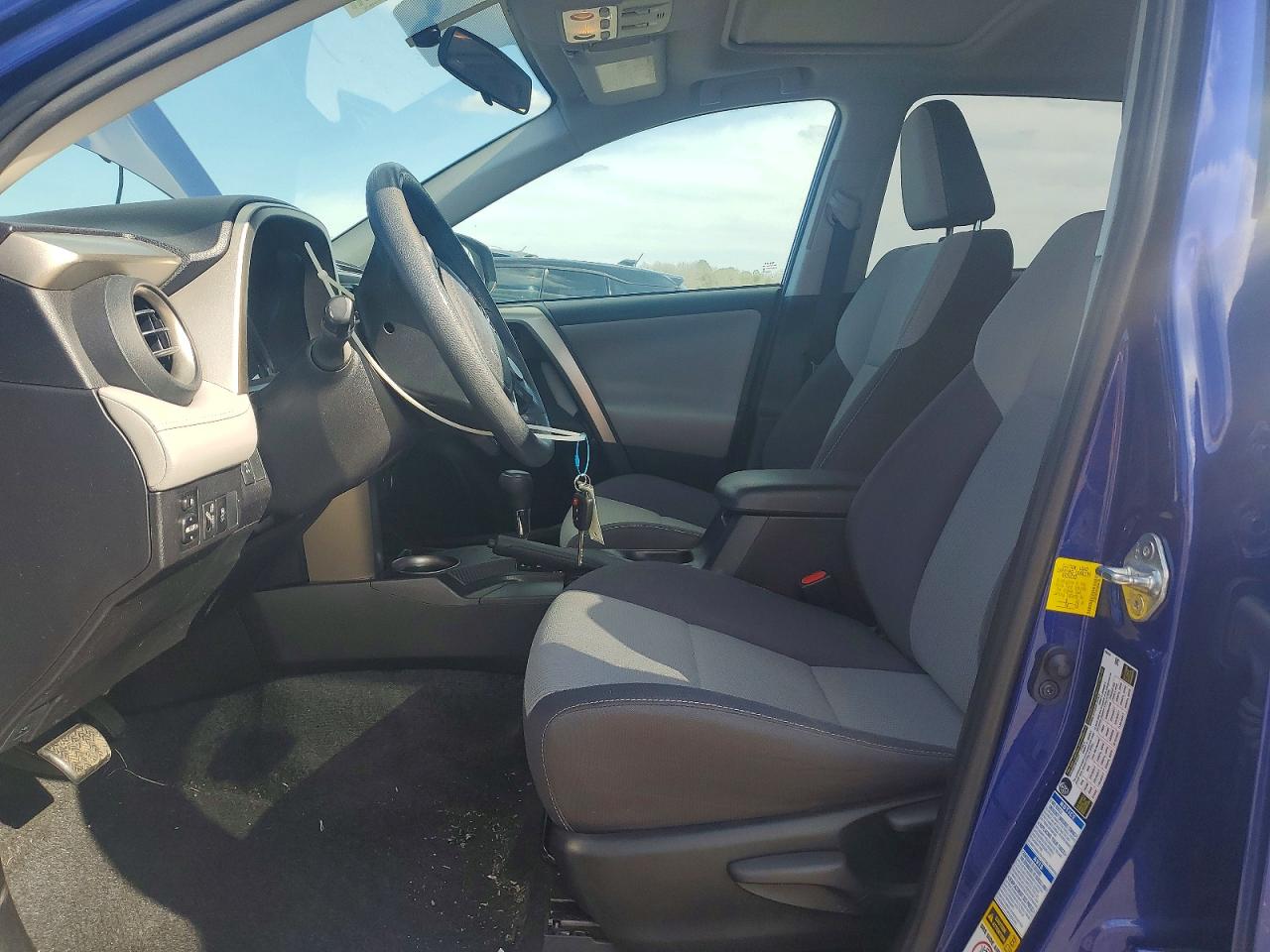 2015 TOYOTA RAV4 XLE photo 7