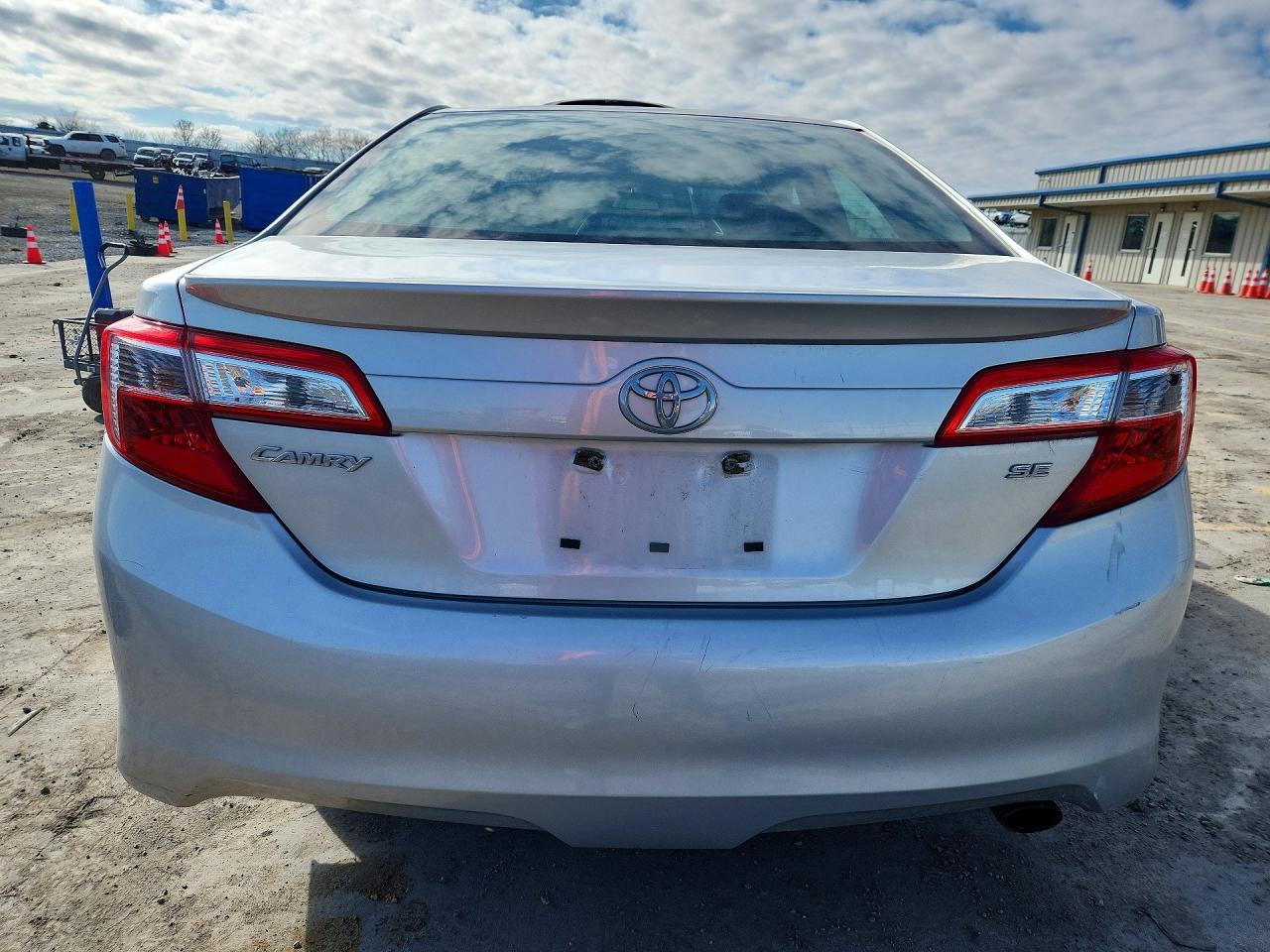 2012 TOYOTA CAMRY SE photo 11