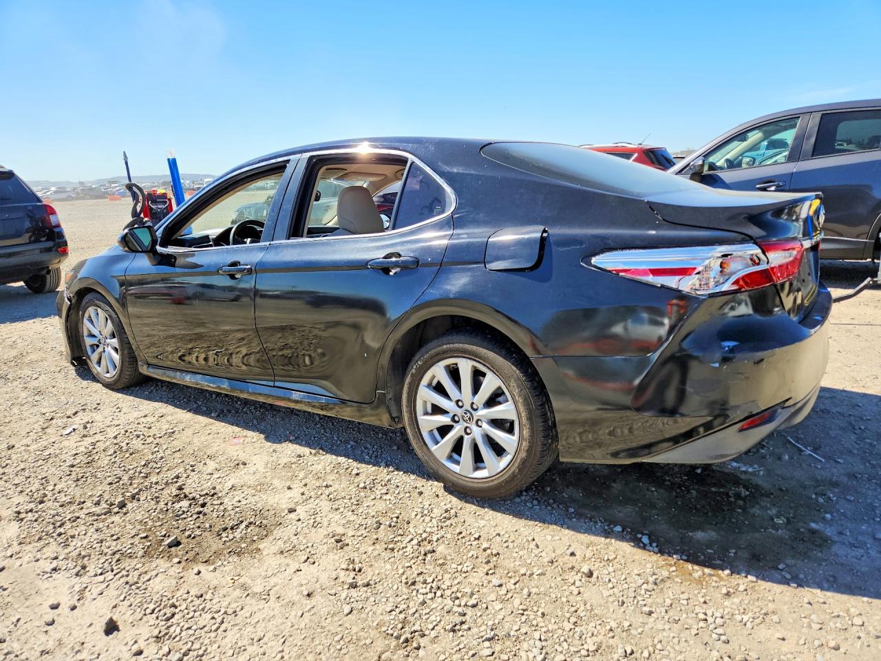 2018 TOYOTA CAMRY LE photo 3