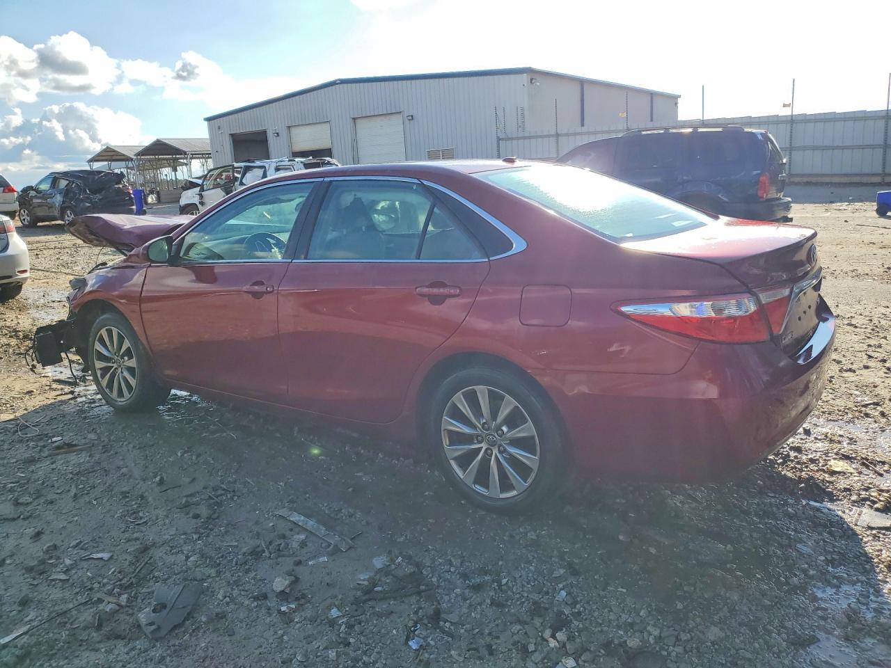 2015 TOYOTA CAMRY XLE photo 2