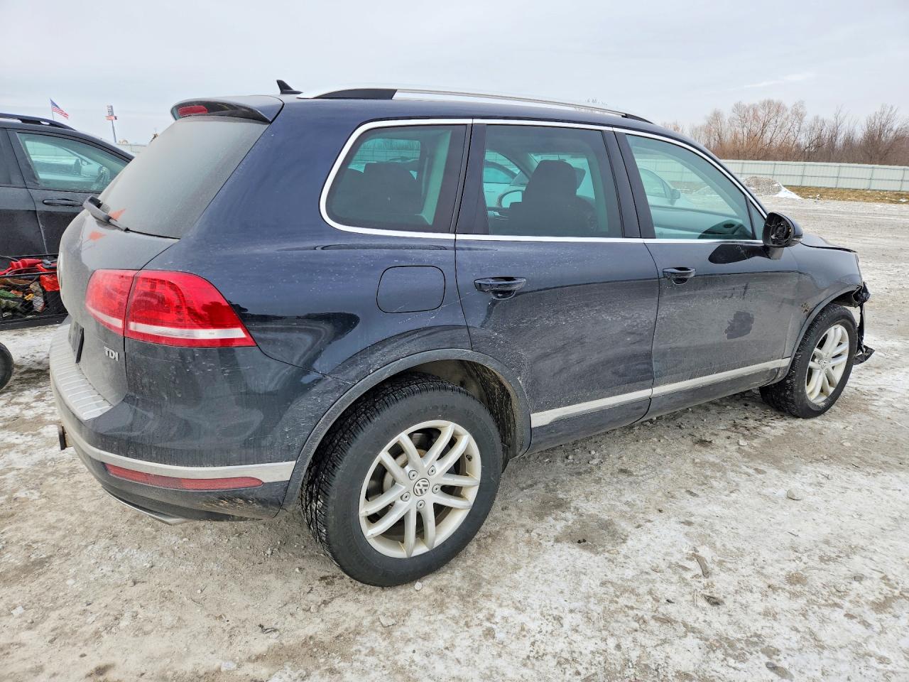 2016 VOLKSWAGEN TOUAREG TDI photo 3