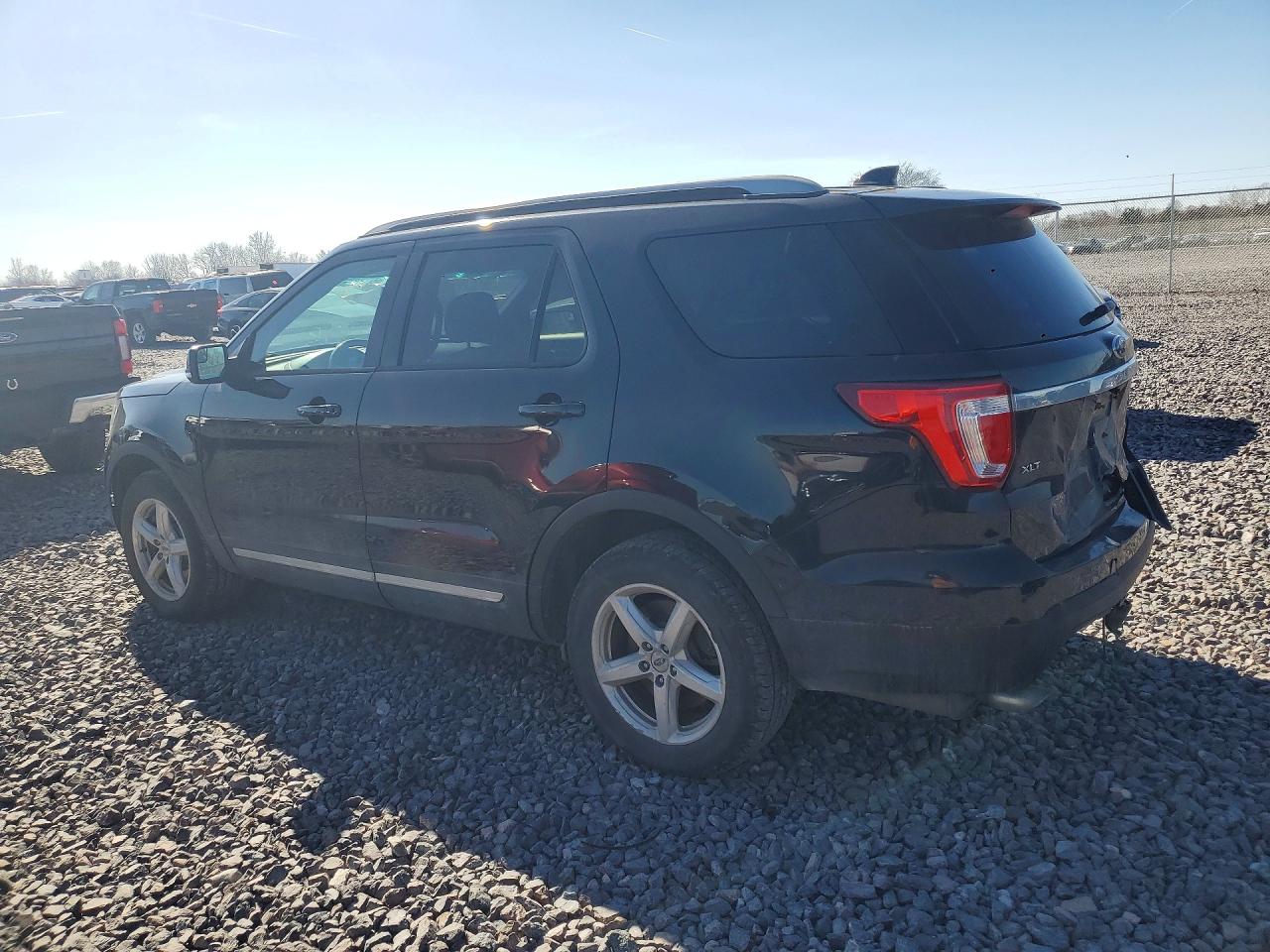 2017 FORD EXPLORER XLT photo 3