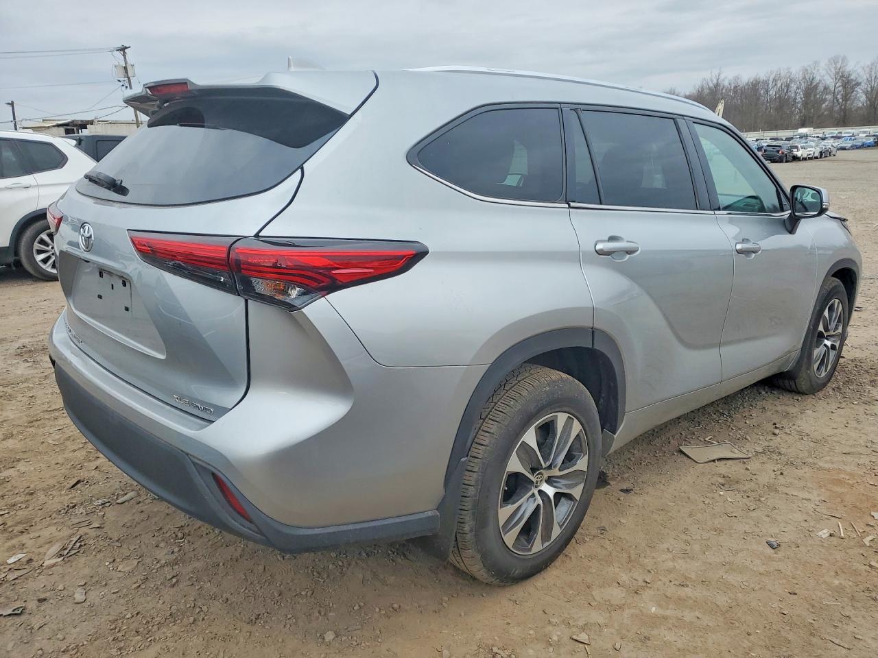 2021 TOYOTA HIGHLANDER XLE photo 3
