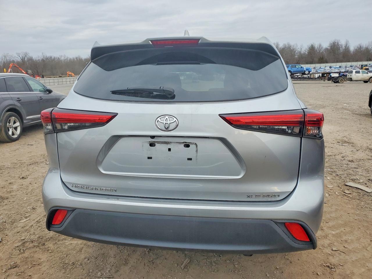 2021 TOYOTA HIGHLANDER XLE photo 6