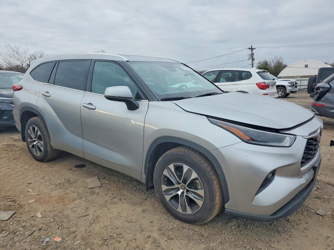 2021 TOYOTA HIGHLANDER XLE photo 4