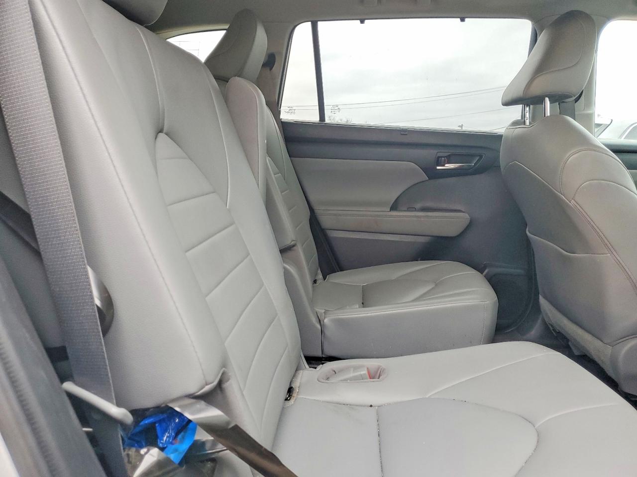 2021 TOYOTA HIGHLANDER XLE photo 11