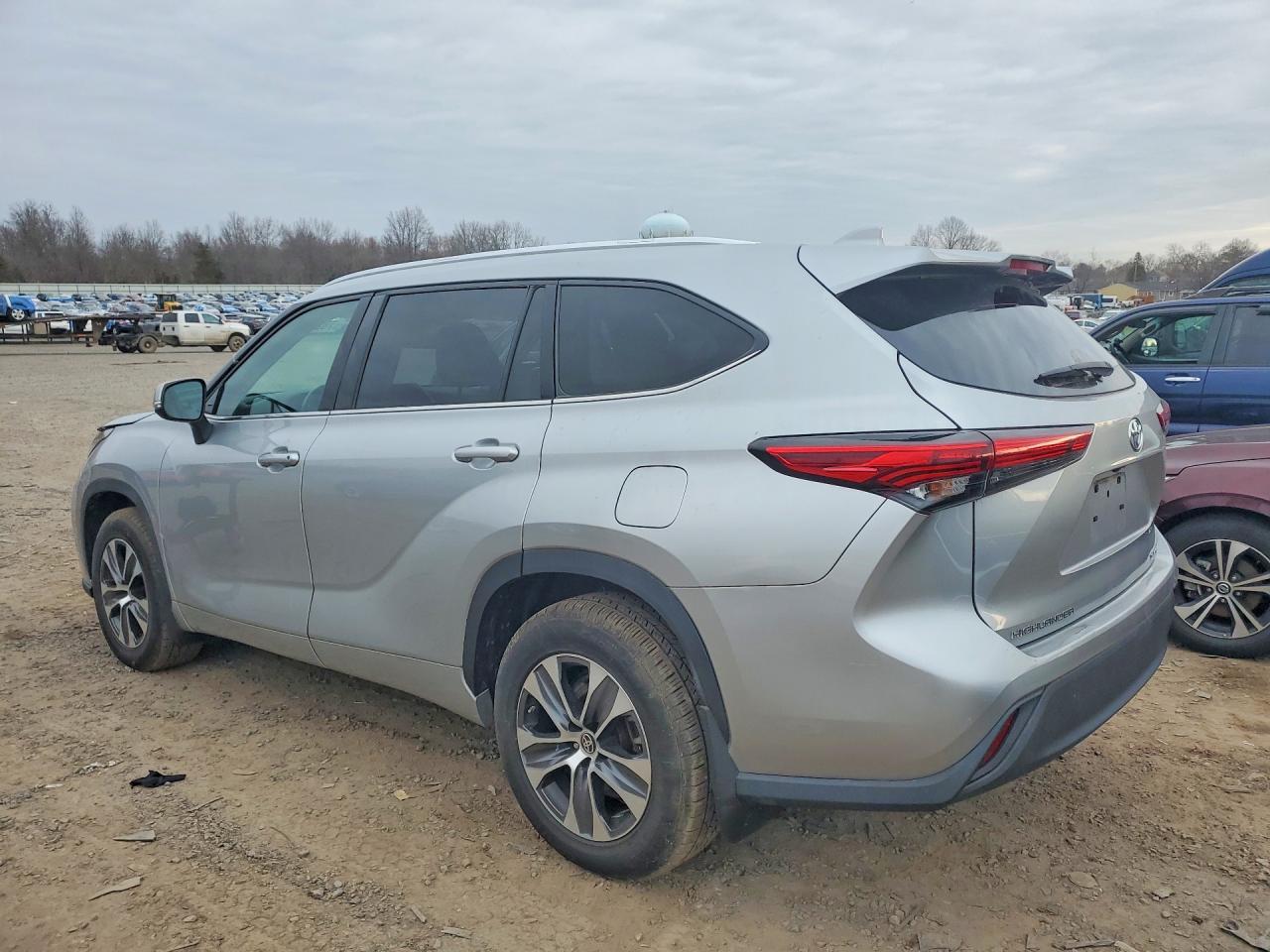 2021 TOYOTA HIGHLANDER XLE photo 2
