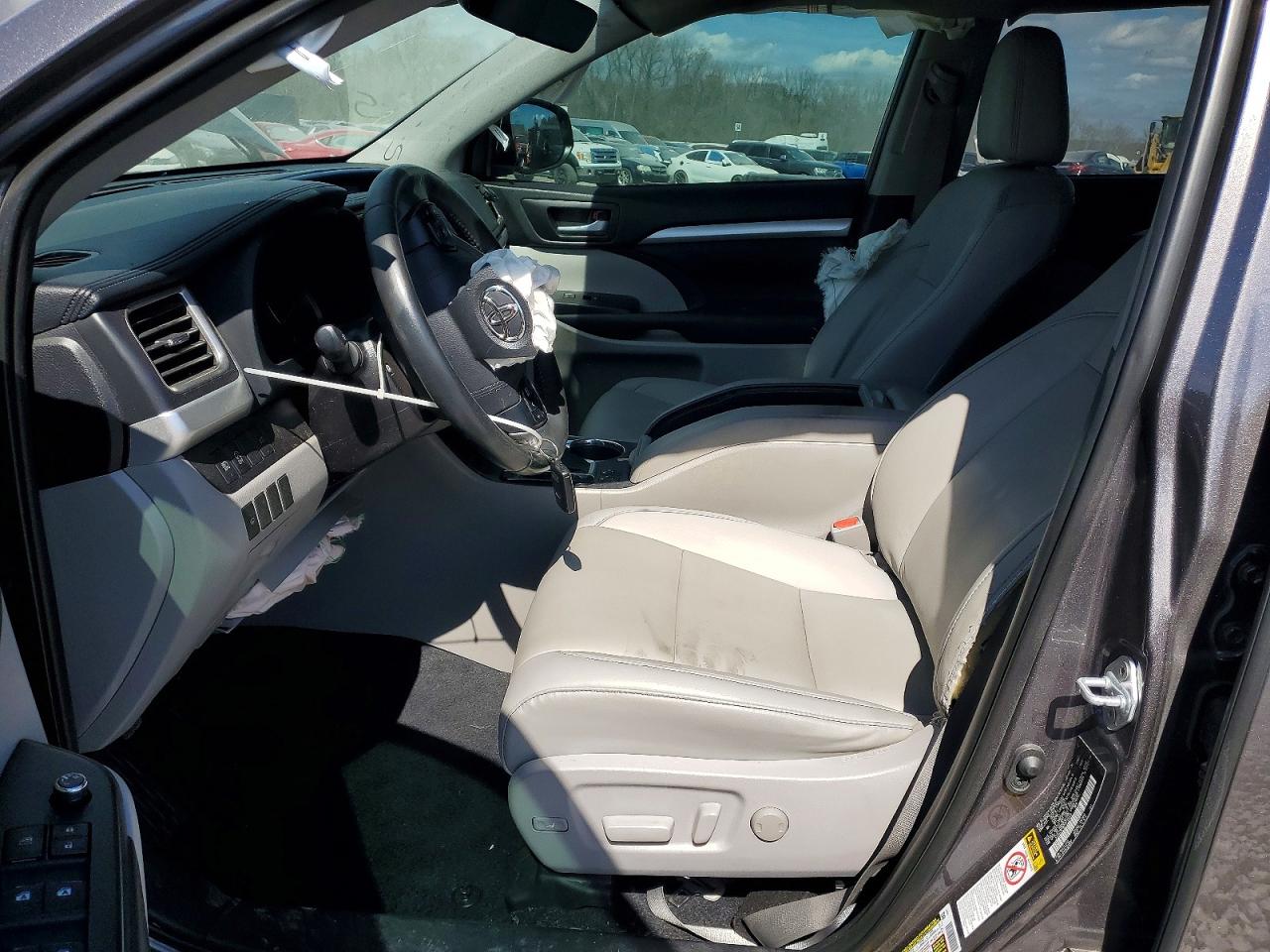 2019 TOYOTA HIGHLANDER XLE photo 19