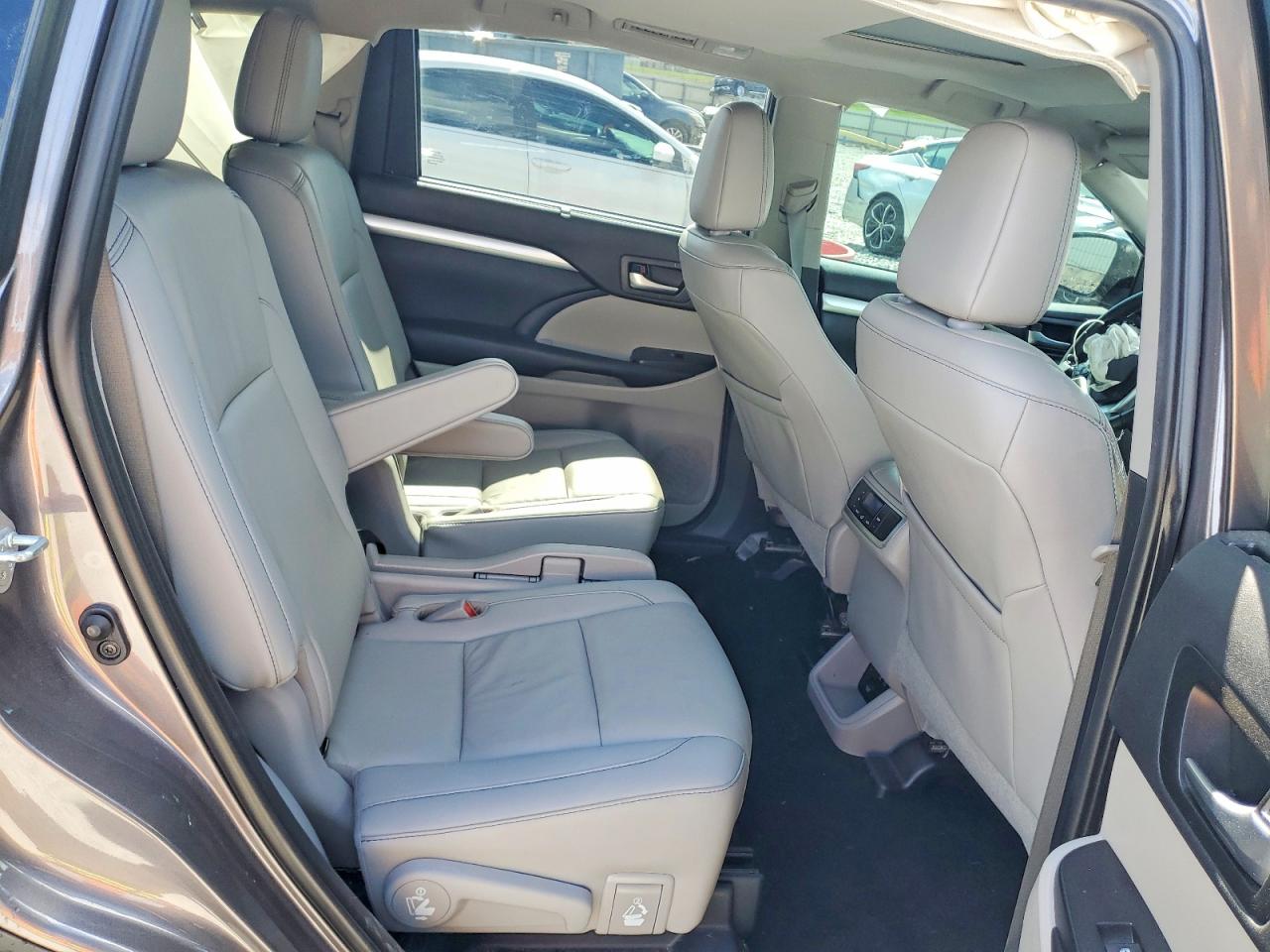 2019 TOYOTA HIGHLANDER XLE photo 31