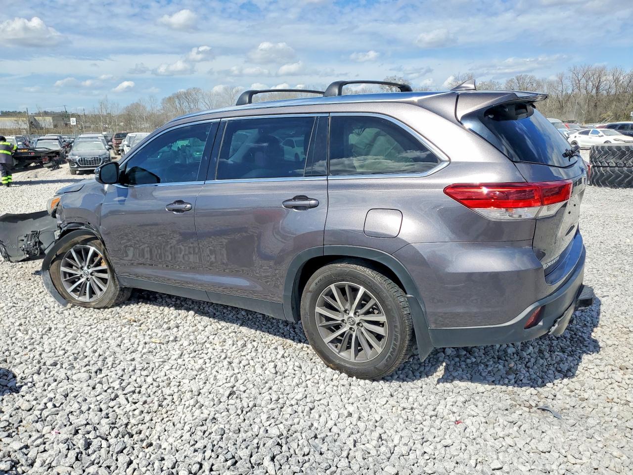 2019 TOYOTA HIGHLANDER XLE photo 4