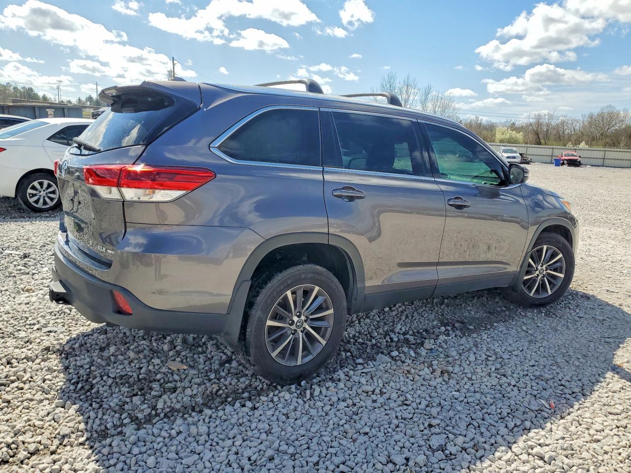 2019 TOYOTA HIGHLANDER XLE photo 7
