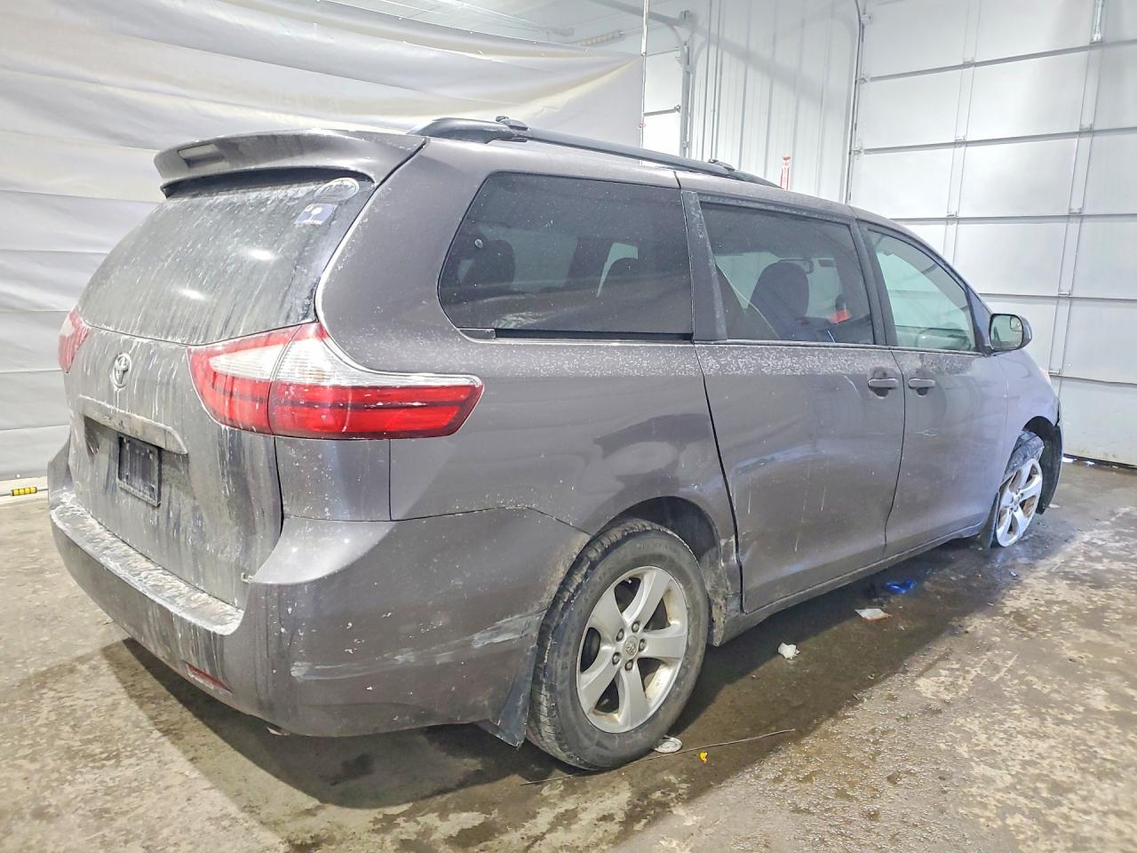 2017 TOYOTA SIENNA LE 8-PASSENGER photo 5