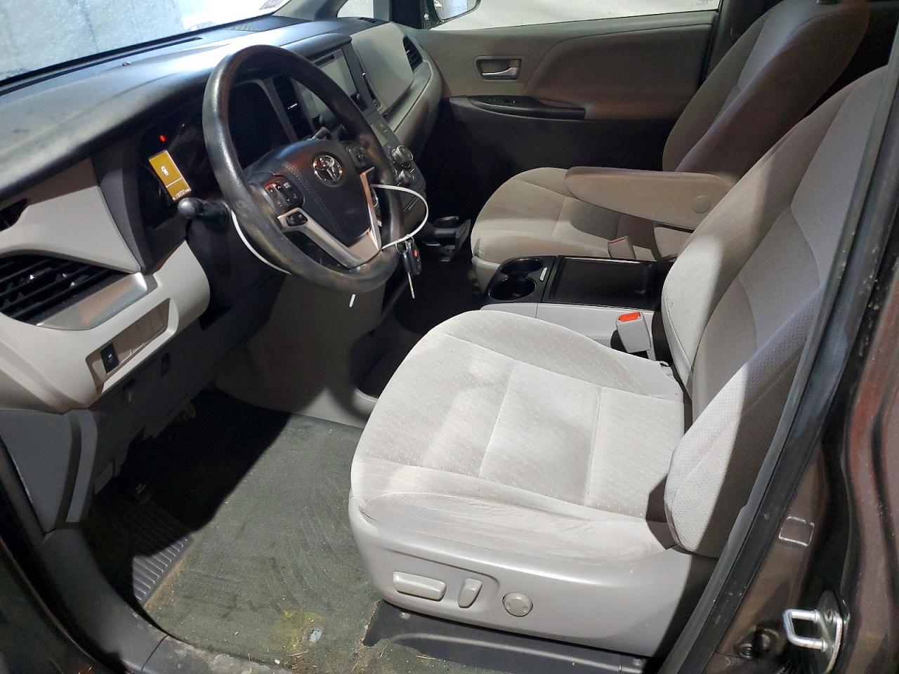 2017 TOYOTA SIENNA LE 8-PASSENGER photo 13