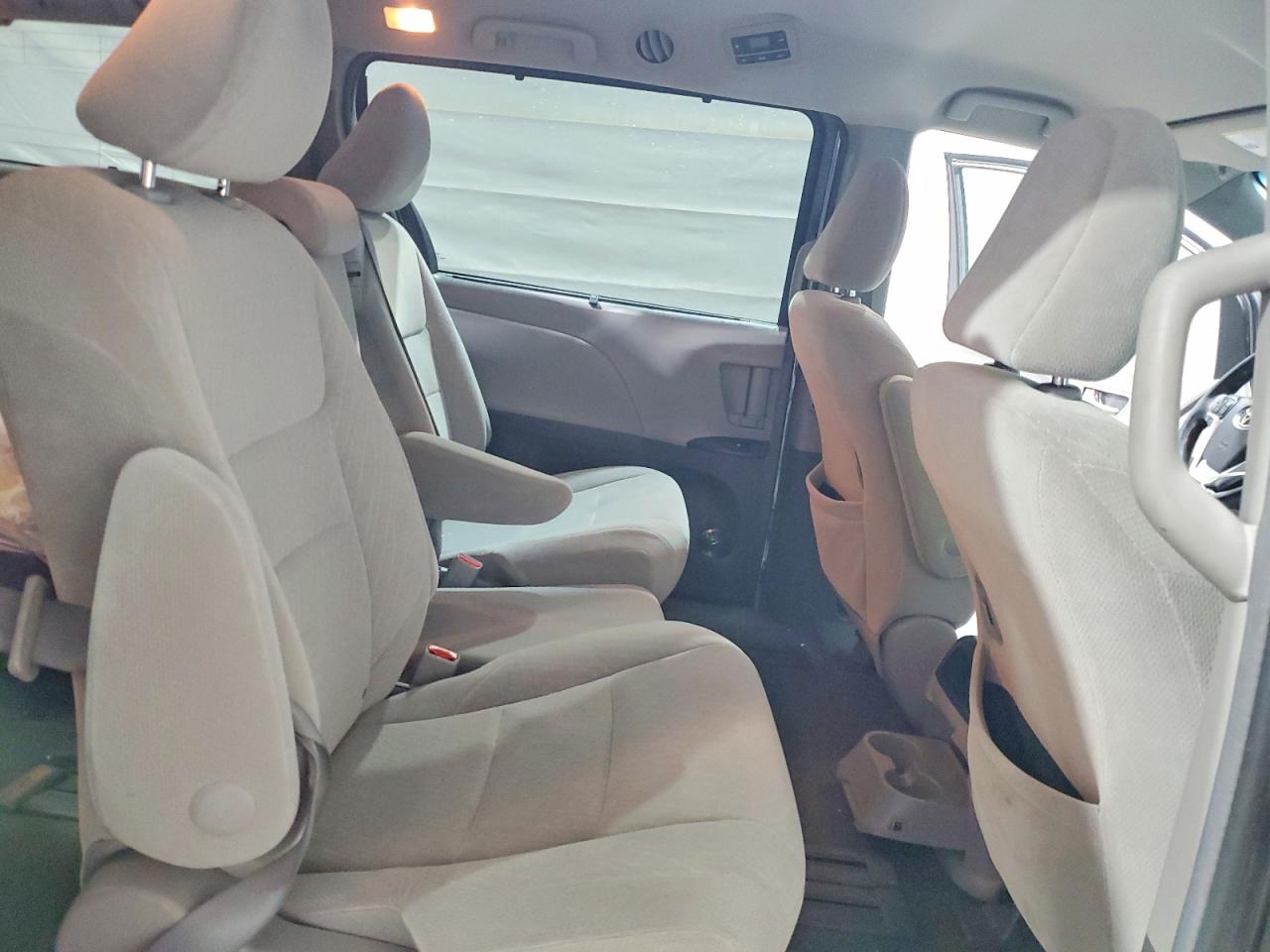 2017 TOYOTA SIENNA LE 8-PASSENGER photo 21