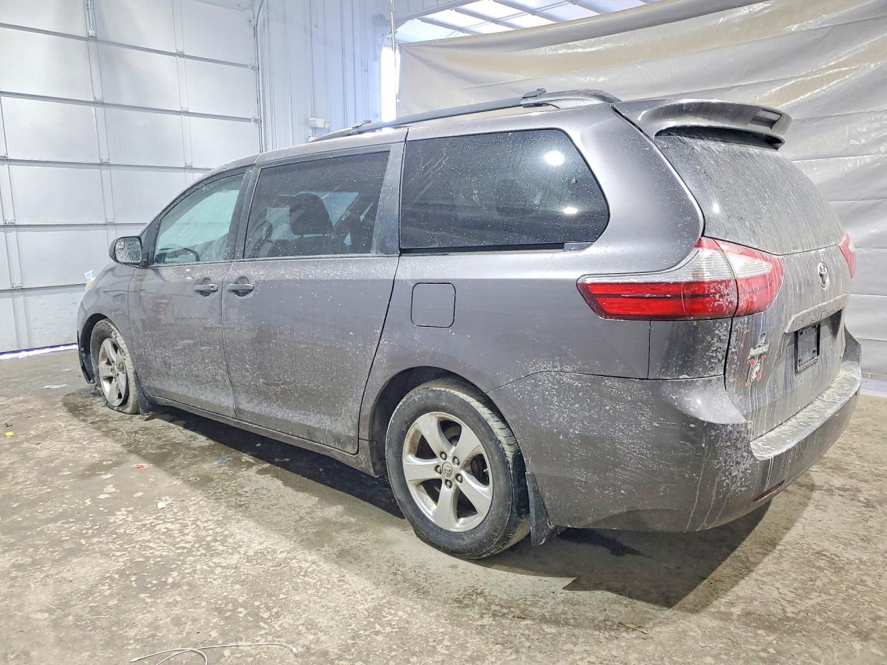 2017 TOYOTA SIENNA LE 8-PASSENGER photo 3