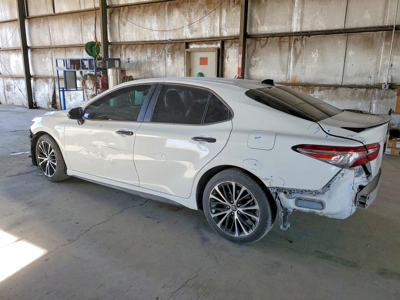 2018 TOYOTA CAMRY SE photo 3