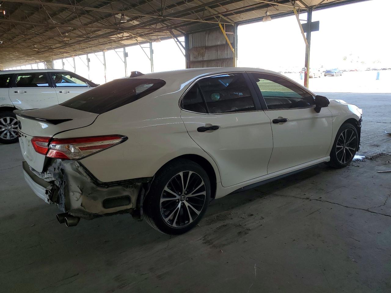 2018 TOYOTA CAMRY SE photo 5