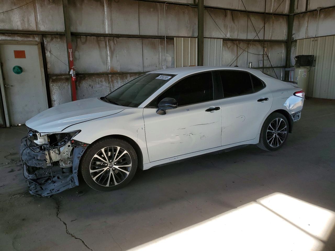 2018 TOYOTA CAMRY SE photo 2