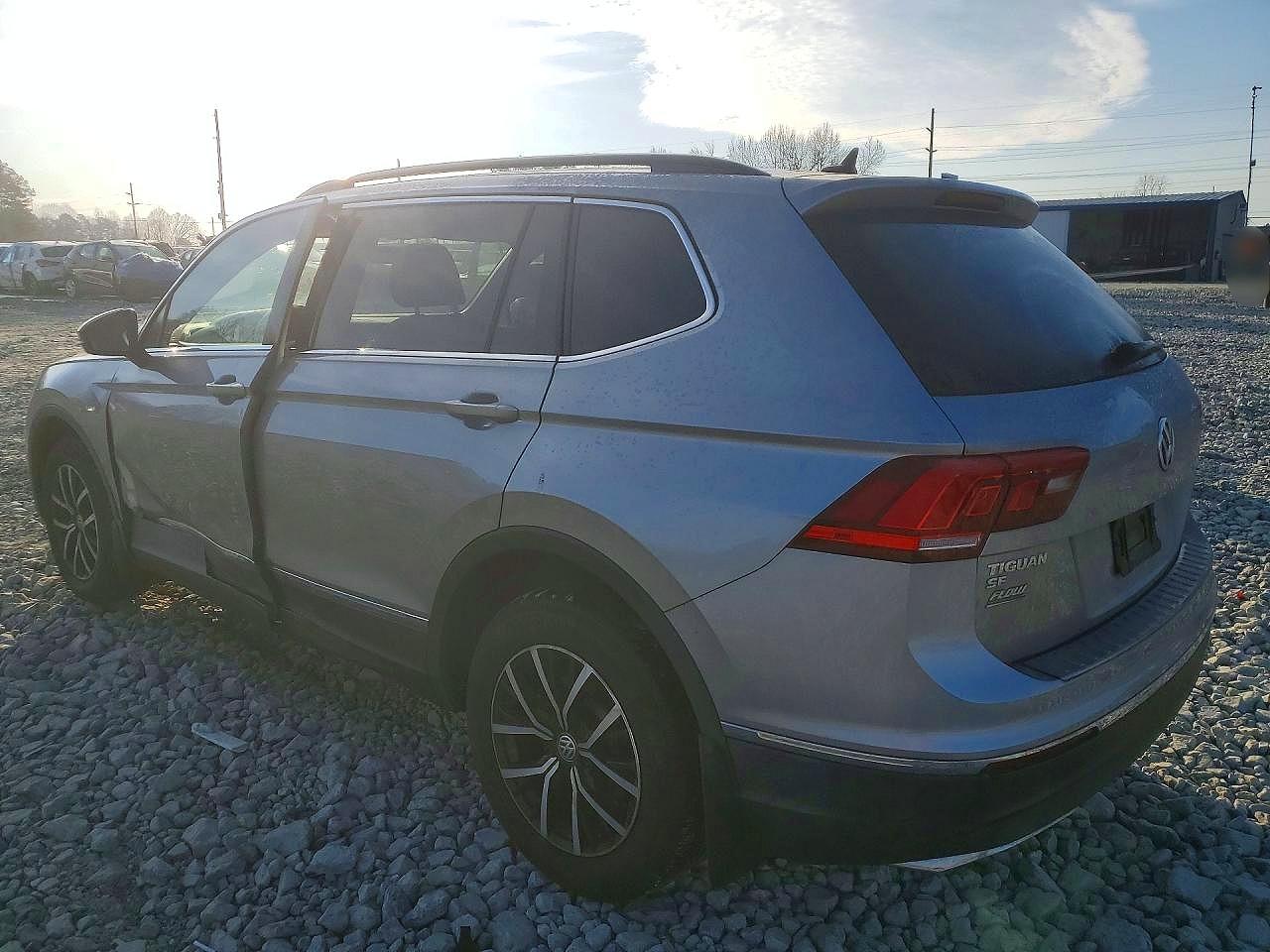 2021 VOLKSWAGEN TIGUAN photo 3