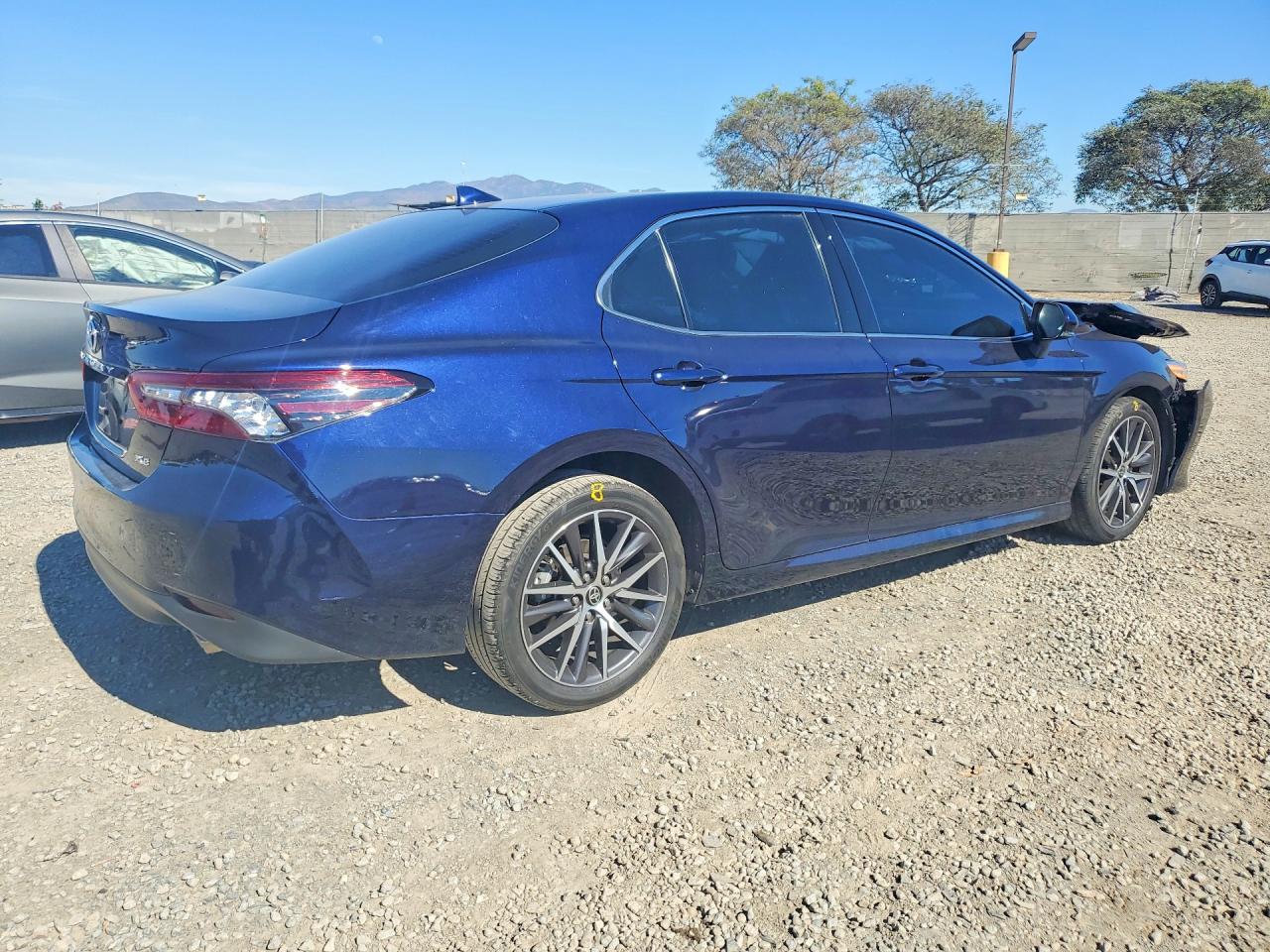 2021 TOYOTA CAMRY XLE photo 5