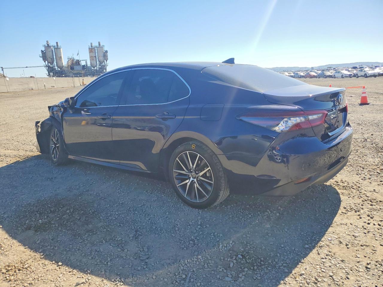 2021 TOYOTA CAMRY XLE photo 3