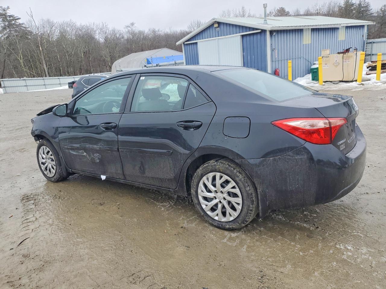2017 TOYOTA COROLLA LE photo 3