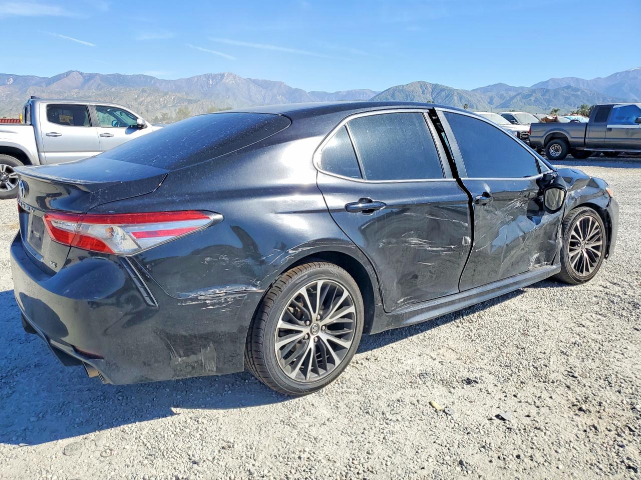 2018 TOYOTA CAMRY SE photo 3